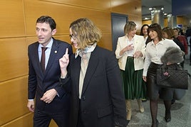 El consejero de Hacienda, Nöel d'Anjou, y la diputada general de Bizkaia, Elixabete Etxanobe