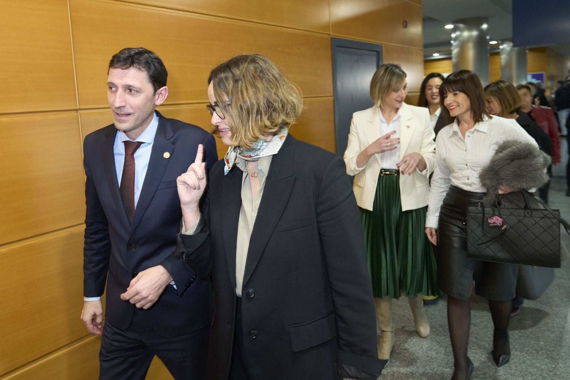 El consejero de Hacienda, Nöel d'Anjou, y la diputada general de Bizkaia, Elixabete Etxanobe