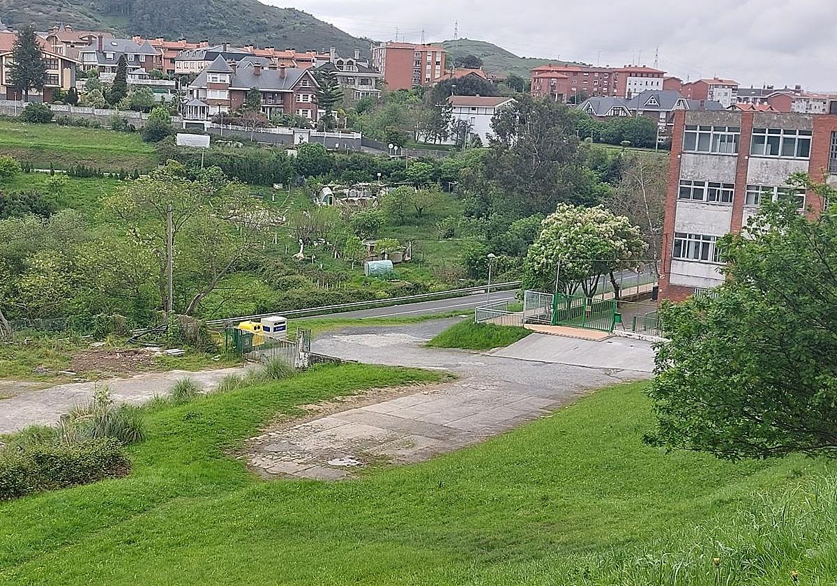Se actuará en la parcela de las antiguas casas de los maestros, detrás del colegio El Casal, que alberga más de 5.000 metros cuadrados.