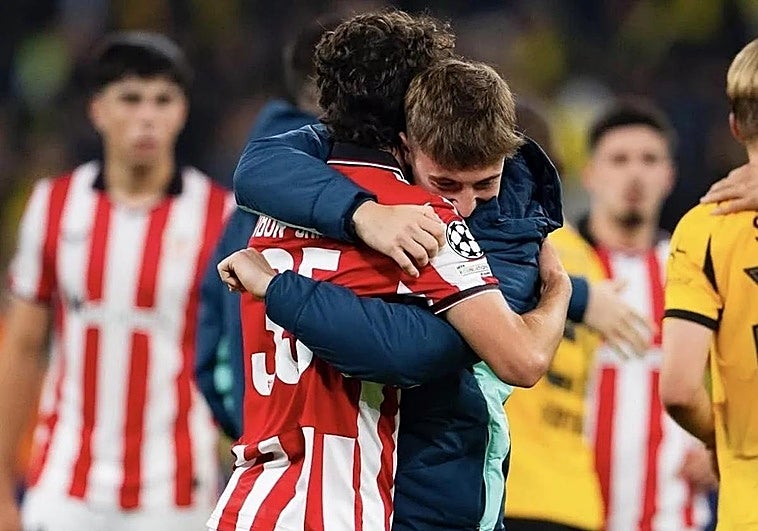 Ibon Sánchez recibe el abrazo de Mikel Jauregizar tras el encuentro contra el Borussia Dortmund
