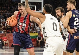 Kurucs intenta progresar con el balón en el partido contra el Real Madrid.