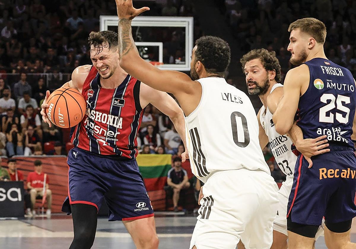 Kurucs intenta progresar con el balón en el partido contra el Real Madrid.