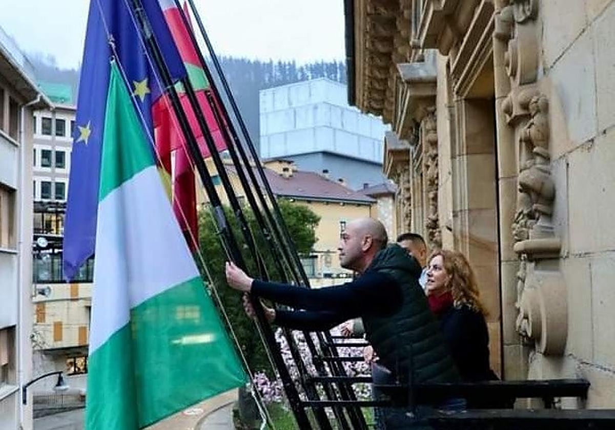 La bandera andaluza ondeará en el balcón del consistorio ermuarra durante la semana.