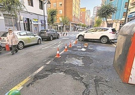 Asfalto ennegrecido tras arder los contenedores en la calle Labayru.