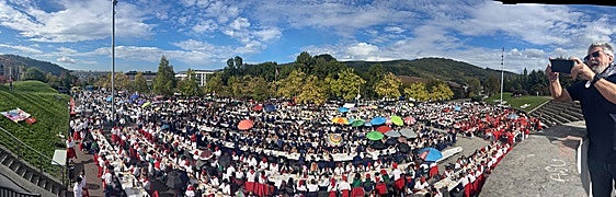 La gran comida de cuadrillas en Bizkotxalde reúne a los dieciséis grupos y se convierte en uno de los momentos más particulares y esperados de las fiestas de Basauri.