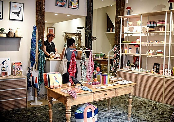 Dos hermanos llenan de color y alegría el Casco Viejo con su nueva tienda de objetos bonitos.