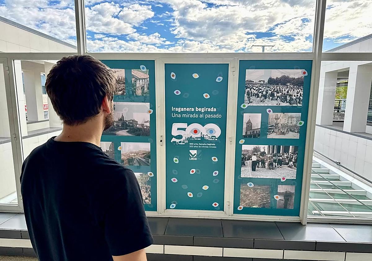 La estación de metro del municipio acoge la primera de las tres exposiciones fotográficas.