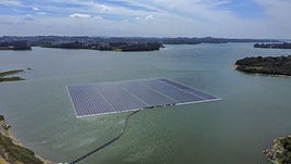 São Paulo estrenó el pasado año la mayor central solar flotante de Brasil, de la que forman parte más de 10.000 paneles. Otras de las más grandes del mundo están en China y en India.