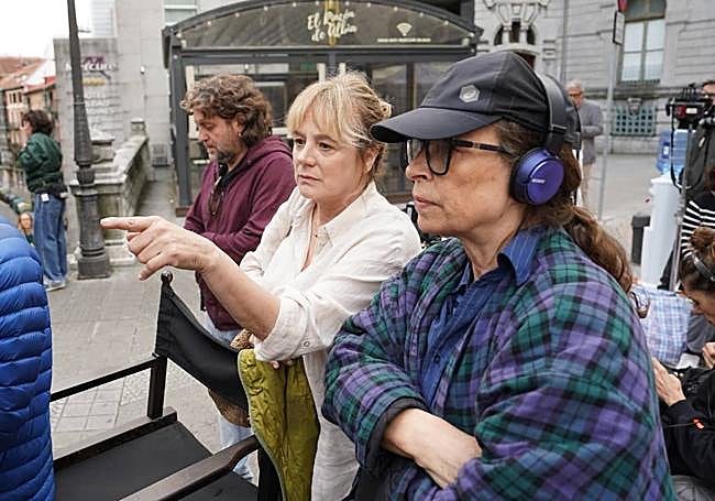Emma Suáres y la directora Ione Hernández en el rodaje en Bilbao.