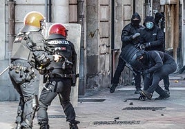 Varios radicales arrojan trozos de adoquines a una pareja de agentes de la Ertzaintza.