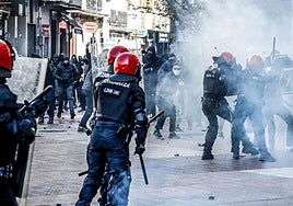 Los ertzainas tuvieron que cargar en varias ocasiones contre los violentos.
