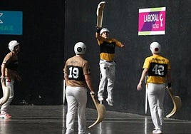 Lekerika salta para encestar una pelota con la ante la mirada del resto de protagonistas.