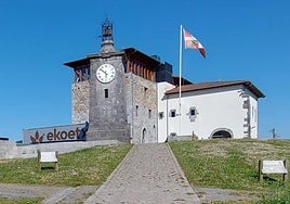 Vista de la Torre Madariaga de Busturia, sede del Patronato de Urdaibai.