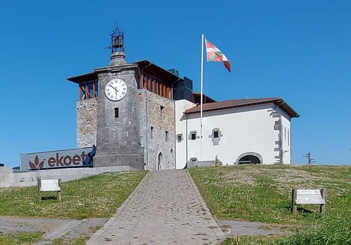 Vista de la Torre Madariaga de Busturia, sede del Patronato de Urdaibai.