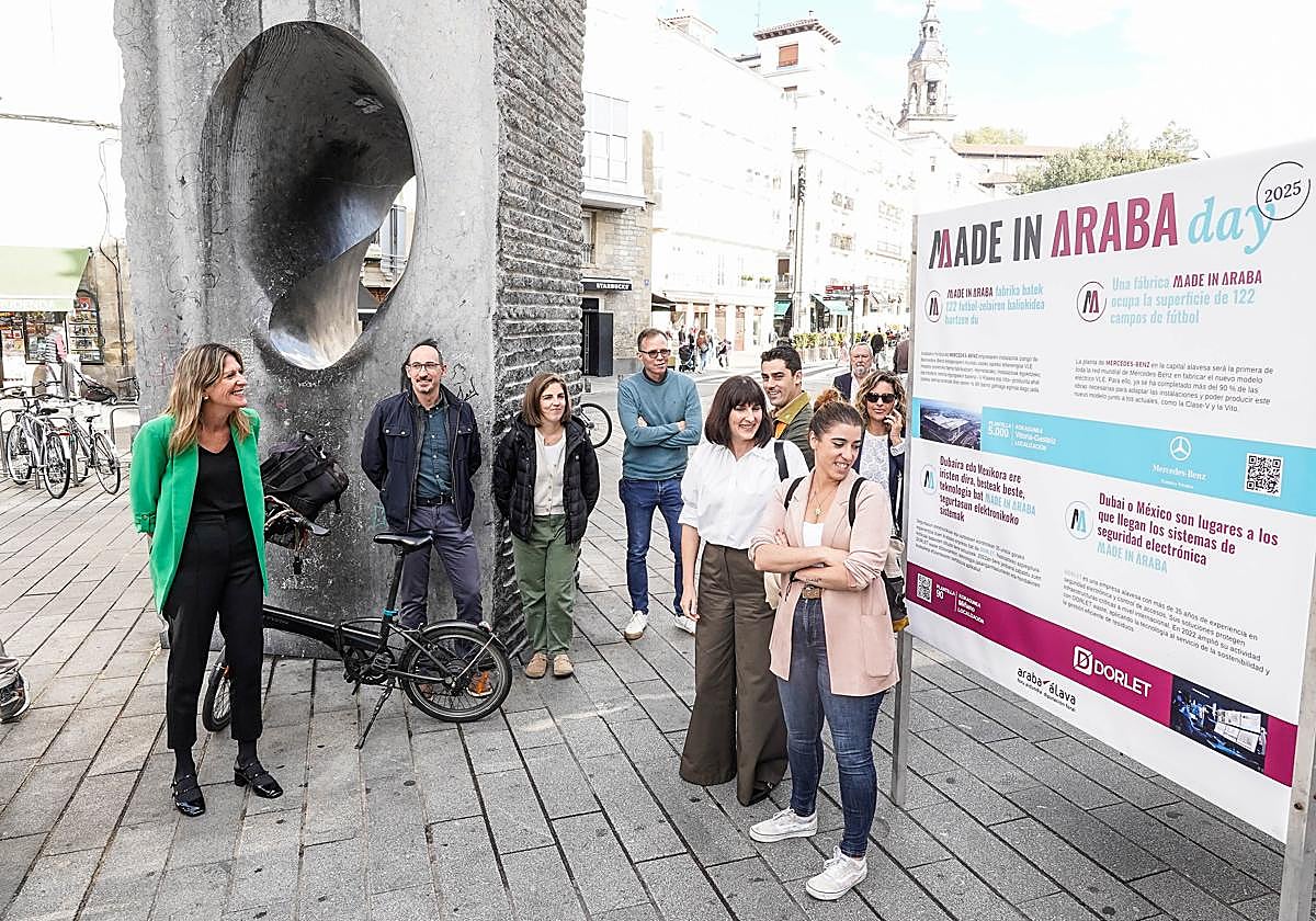 A la jornada de apertura de 'Made in Araba Day' han asistido: Carmen Moreno y Maitane Lobo de Dorlet, Pedro José Salazar y Eva Larra de AJL Ophthalmic, Itziar Panuero y Verónica Catediano de SPL, María Zabaleta de Michelín, Rolando Pérez de Liof Parma, Jokin Basolazabal de 7 Olatu y Olai Gómez de Data Value Management acompañados por Saray Zárate, diputada de Desarrollo Económico y Sostenibilidad