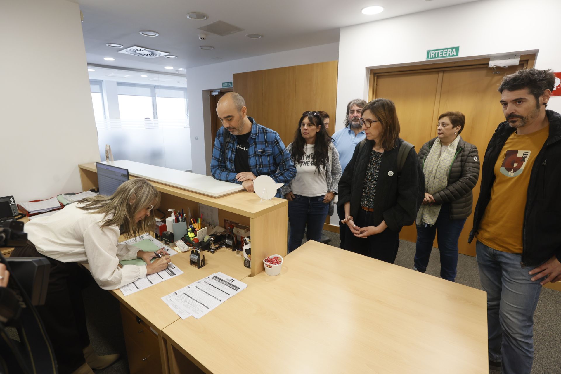 Pello Igeregi (ELA) y Ainhize Muniozguren (LAB) presentando la documentación el pasado 29 de septiembre.