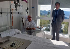 El consejero de Salud habla con Evaristo, uno de los pacientes de Santa Marina.