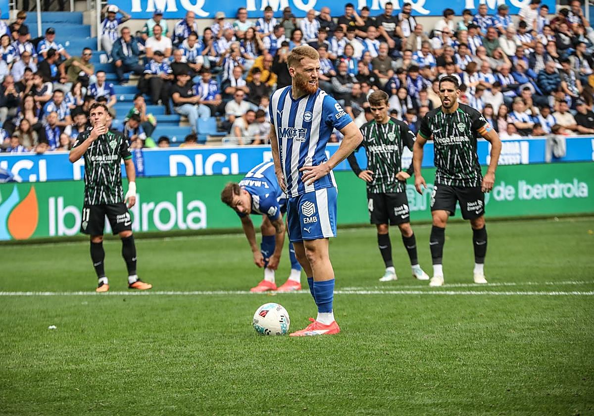 Carlos Vicente mira antes de lanzar el penalti ante el Elche.