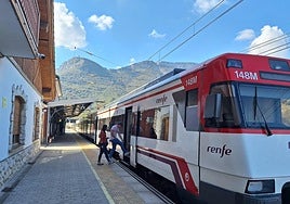 Pasajeros suben al tren en la estación de Orduña.