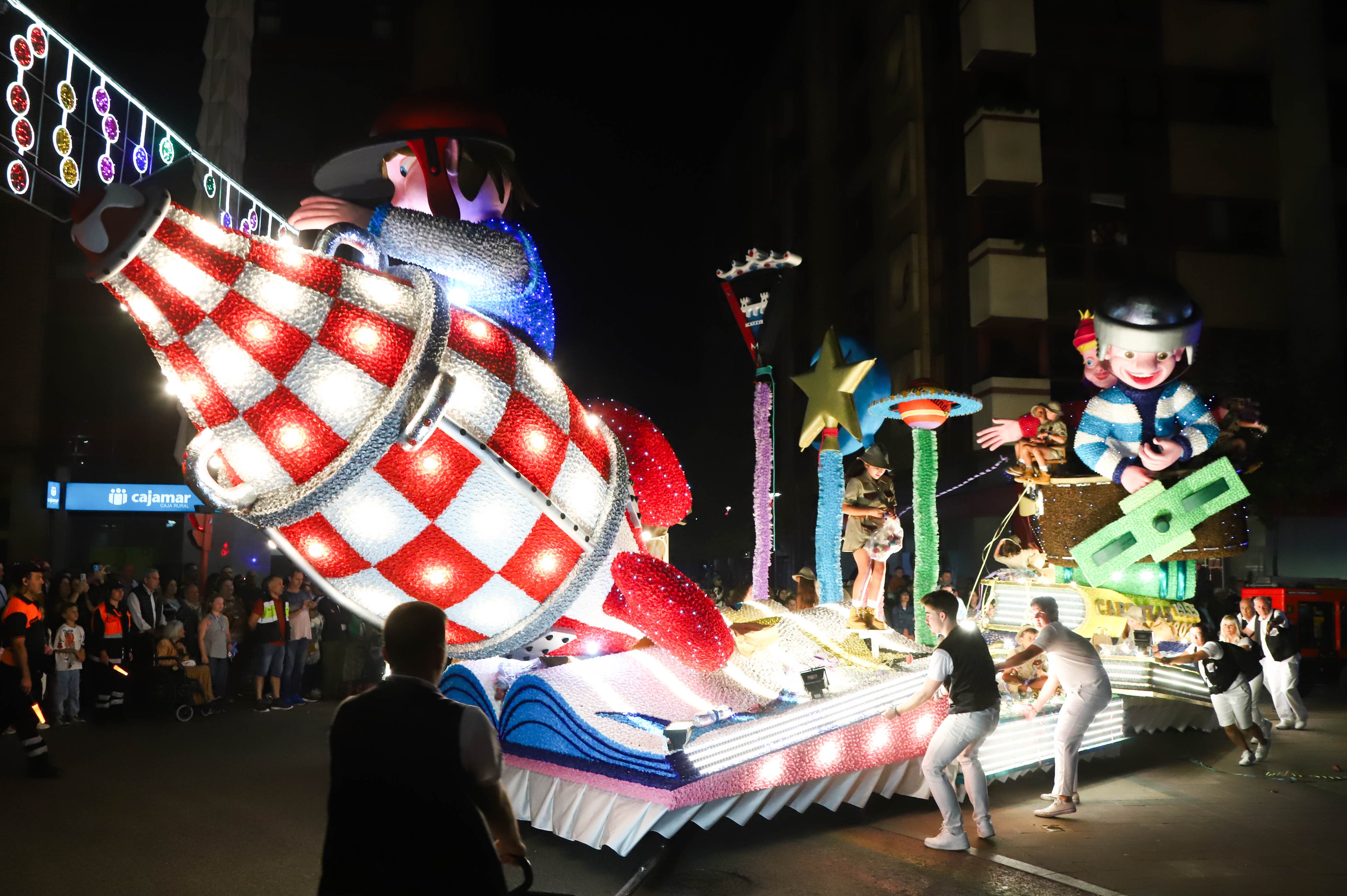 El informe pedido por la alcaldesa asegura que la grúa trabajó ese día 9 horas pero que no fue suficiente para despejar el trazado del desfile.