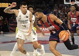 Cabarrot penetra a canasta ante la oposición de Deck durante el Baskonia-Madrid.