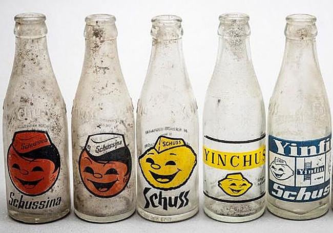 Distintas botellas y productos de Schuss (naranja, limón y tónica).