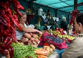 Una baserritarra vende sus productos en una feria en Muskiz.