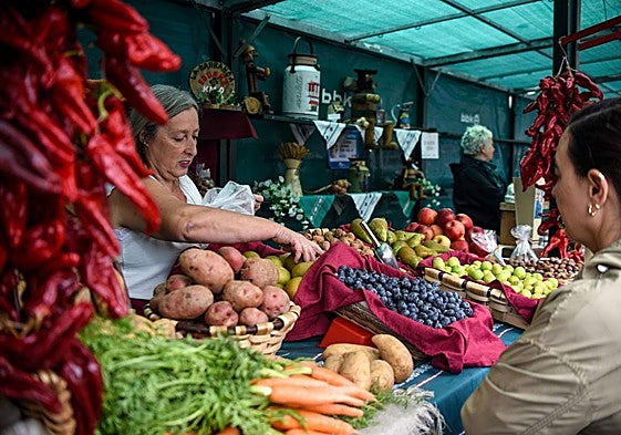 Una baserritarra vende sus productos en una feria en Muskiz.