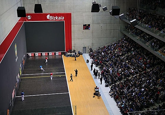 Imagen de un abarrotado frontón Bzikaia.