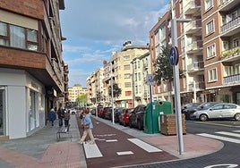 Después de la reurbanización de la calle Mayor, peatones, ciclistas y vehículos comparten el mismo espacio en una plataforma única.