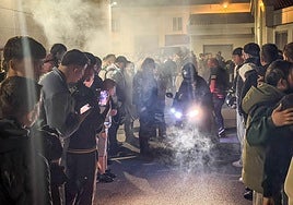 Una muchedumbre jalea a un motorista la noche del sábado en Gamarra.