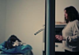 Reconstrucción del momento en el que la amiga abre el paquete.