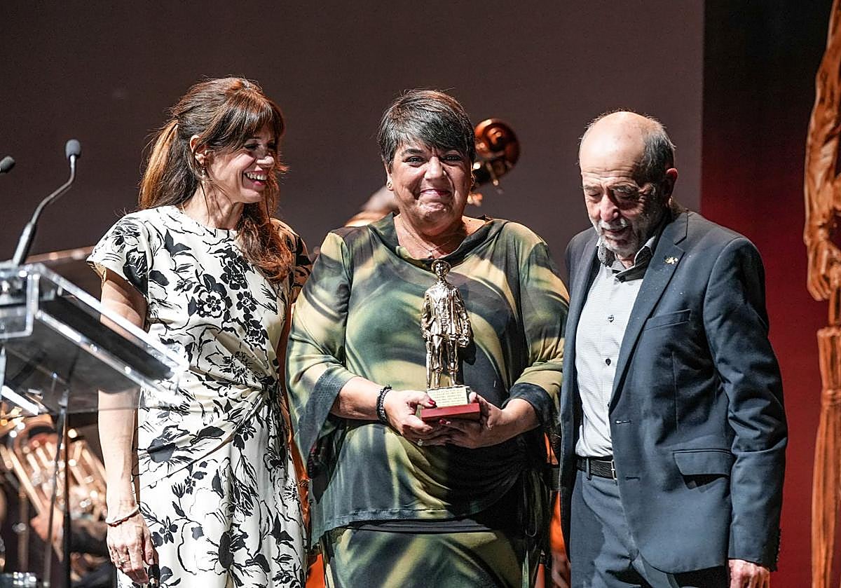 Maider Etxebarria, Begoña Divar y Josemari Vélez de Mendizabal.