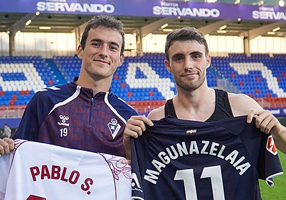 Magunazelaia y el oregut Pablo Santiago protagonizaron una entrañable imagen de dos futbolistas eibarreses juntos en Ipurua una década después.