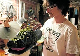 El productor mirandés posando con una de las máscaras de sus rodajes.