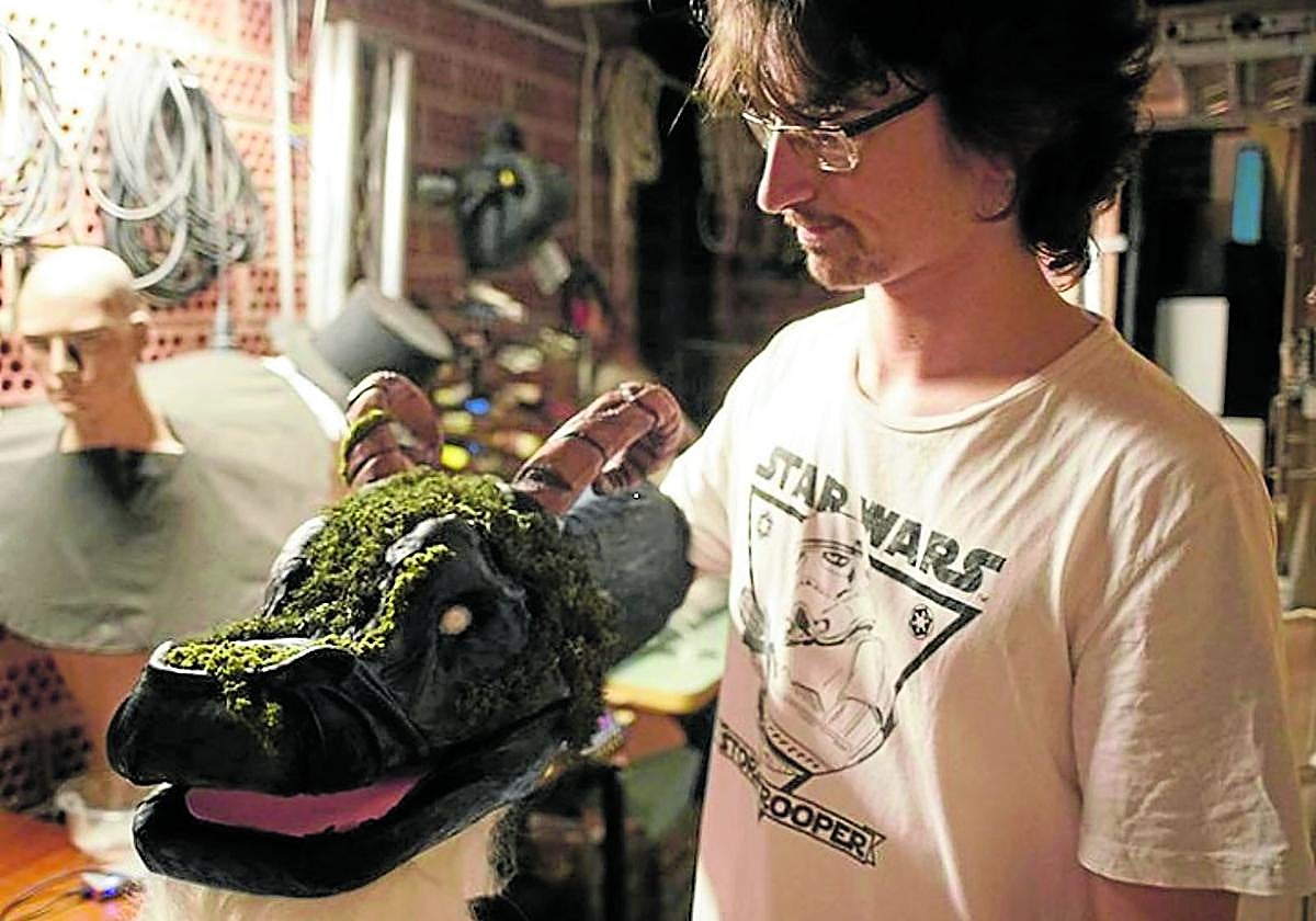 El productor mirandés posando con una de las máscaras de sus rodajes.