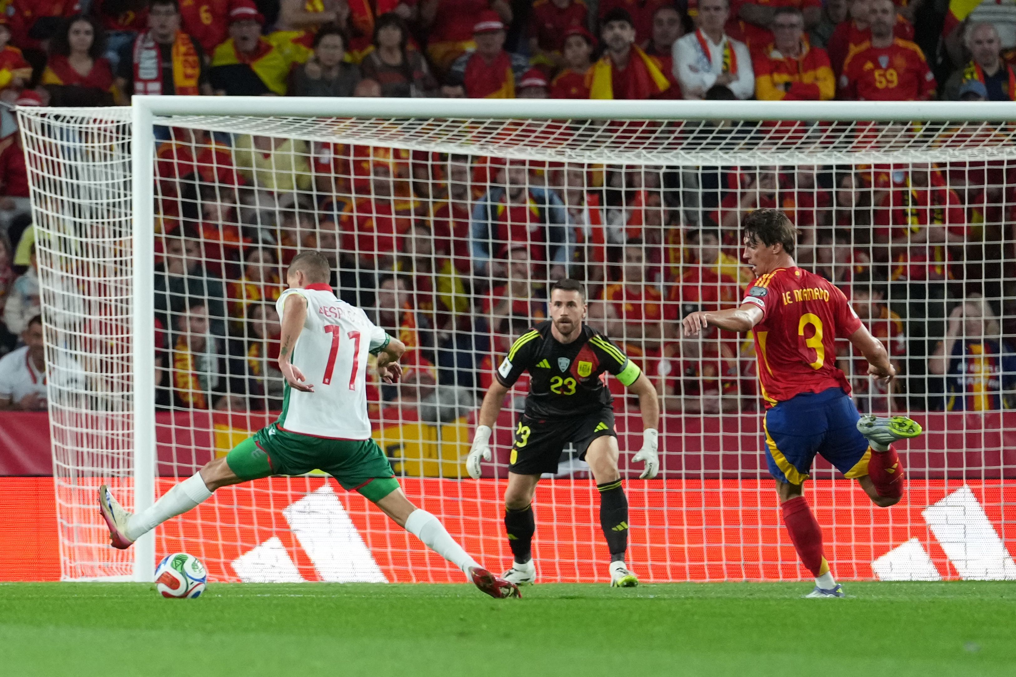 Unai Simón tuvo que intervenir en un par de sustos de Bulgaria.