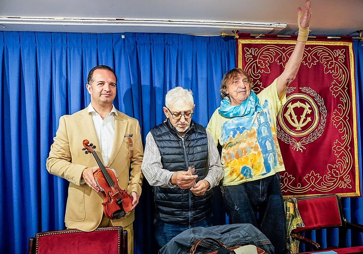 Juan Pablo Gómez recibe la réplica del Stradivarius junto a Jesús Mari Alegría y Antonio César Muñoz.