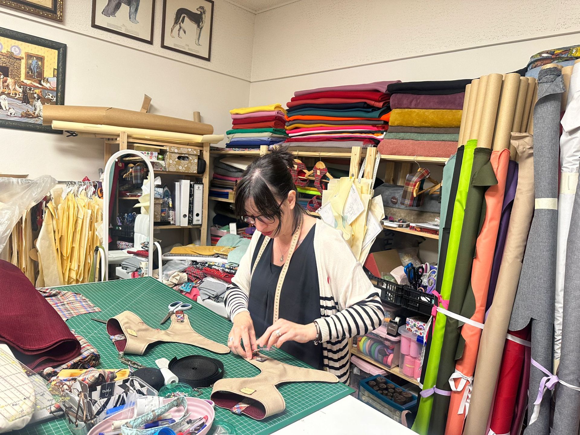 Marta, la sastre de los perros más elegantes de Bilbao: «Les tomo las medidas… ¡y hay premio!»