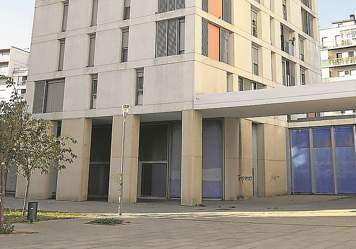 Local de 560 metros en la Plaza Porticada de Zabalgana.