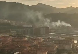 Imagen de archivo de la chimenea de Profersa vertiendo humo en Zorroza.