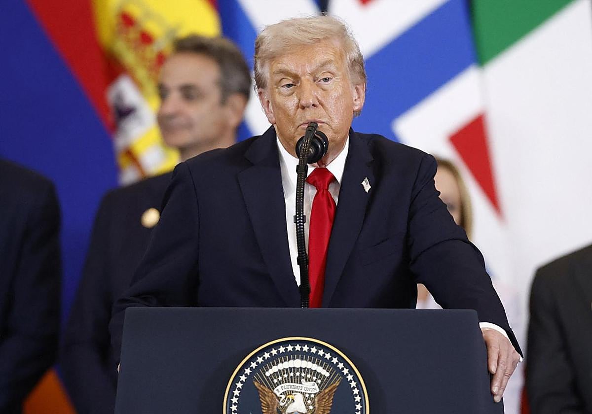 Donald Trump durante una cumbre de líderes mundiales en Egipto sobre el fin de la guerra de Gaza, en medio de un intercambio de prisioneros y rehenes negociado por Estados Unidos y un acuerdo de alto el fuego entre Israel y Hamás.