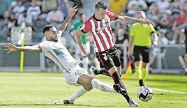 Berenguer, que marcó el 0-4 antes del descanso, disputa un balón en el último Elche-Athletic disputado hace tres años.