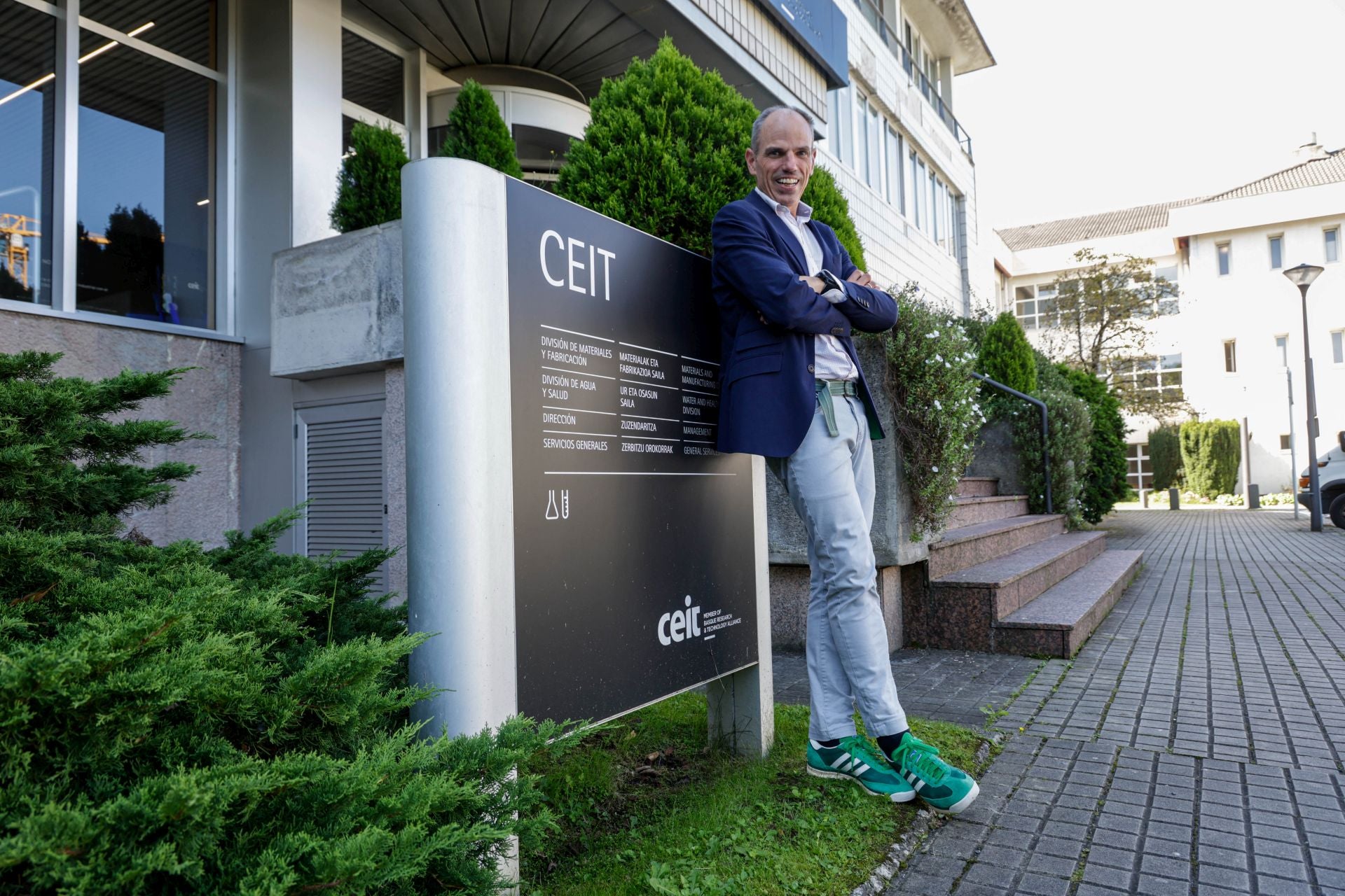 Roberto Viudez, consejero delegado de Bideroad, posa en la entrada del Ceit en Donostia.