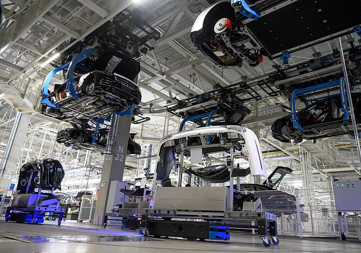 Interior de una fábrica de Mercedes Benz en Sindelfingen, Alemania.