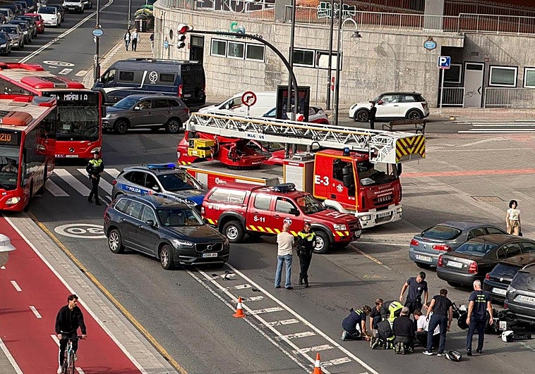 Herido un motorista tras chocar contra otro vehículo bajo el Puente de Deusto