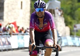 Expulsan de China y le prohíben la entrada de por vida a un ciclista español por poner el icono de un cerdo junto a la bandera del país