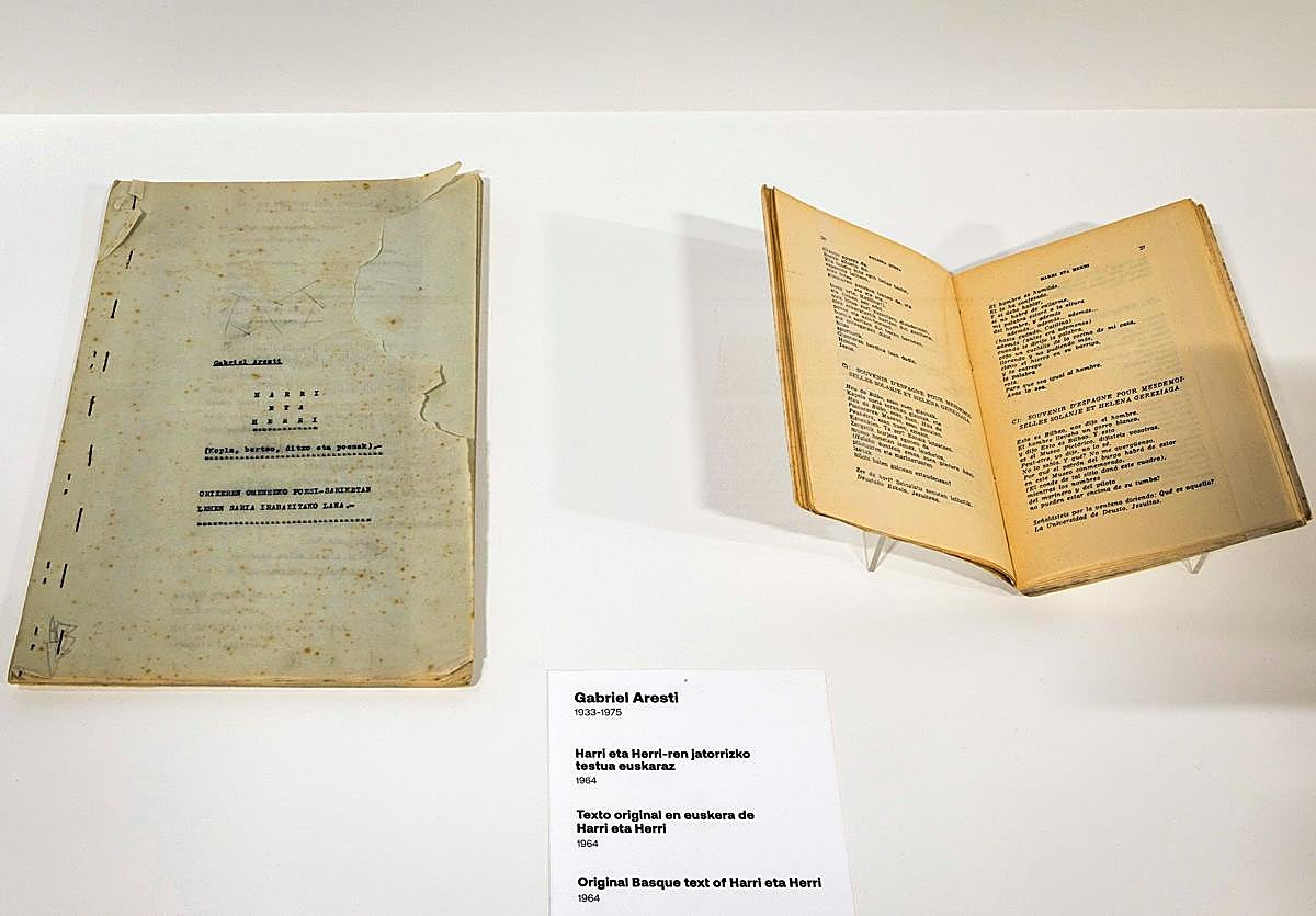 Euskaltzaindiak 'Harri eta Herri'ren jatorrizko mekanografiatua utzi dio Arte Ederren Museoari