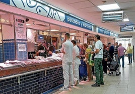 La práctica totalidad de comercios del mercado, la mayoría de alimentación, se suman a la iniciativa.