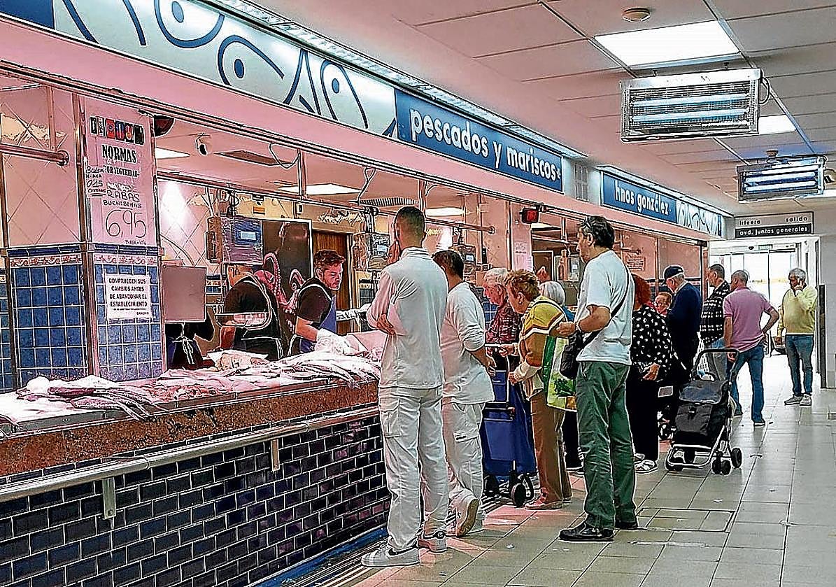 La práctica totalidad de comercios del mercado, la mayoría de alimentación, se suman a la iniciativa.